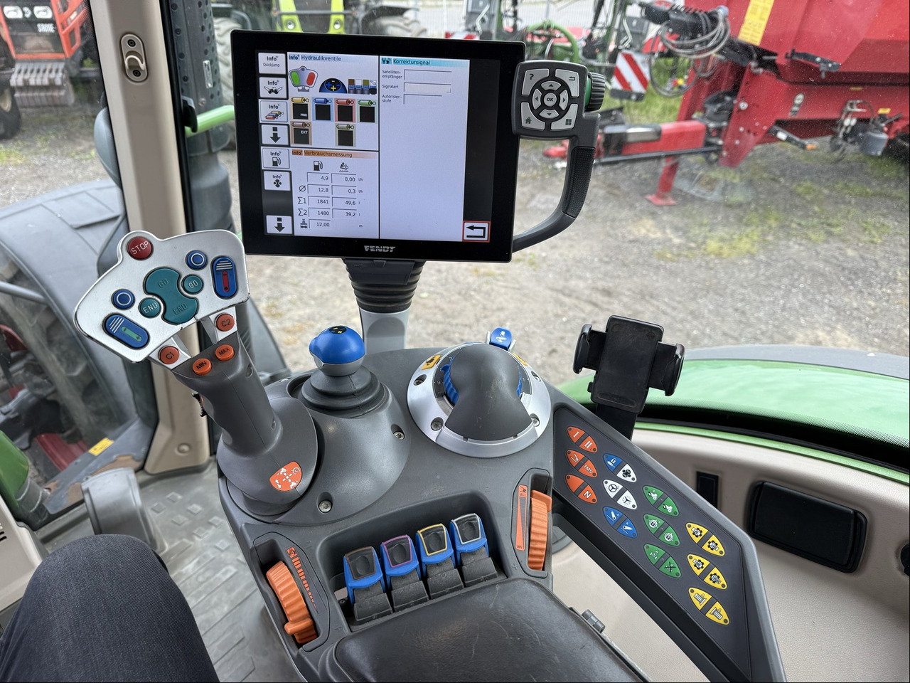 Fendt 724 Vario S4 ProfiPlus - 장궤형 트랙터 : 사진 3 Fendt 724 Vario S4 ProfiPlus - 장궤형 트랙터 : 사진 3