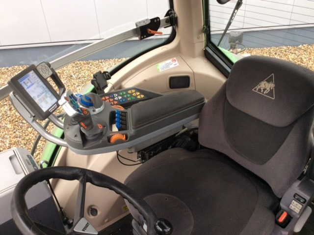 Fendt 824 Vario S4 Profi - 장궤형 트랙터 : 사진 3 Fendt 824 Vario S4 Profi - 장궤형 트랙터 : 사진 3