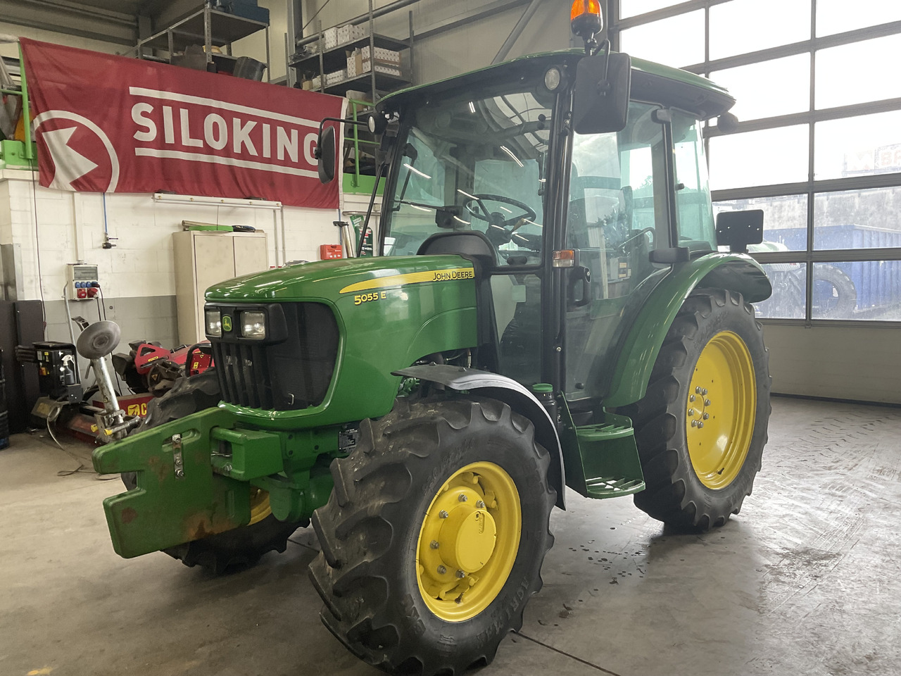 John Deere 5055 E - 장궤형 트랙터 : 사진 1 John Deere 5055 E - 장궤형 트랙터 : 사진 1