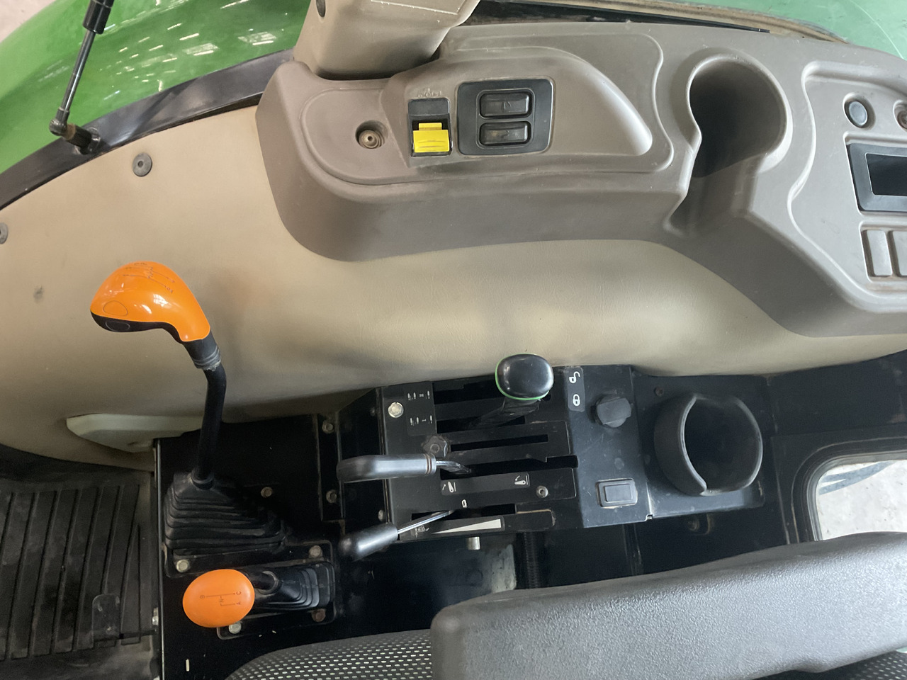 John Deere 5055 E - 장궤형 트랙터 : 사진 3 John Deere 5055 E - 장궤형 트랙터 : 사진 3