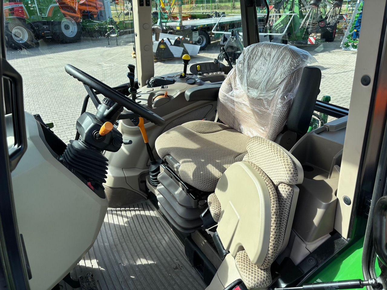 John Deere 5090 M - 장궤형 트랙터 : 사진 4 John Deere 5090 M - 장궤형 트랙터 : 사진 4