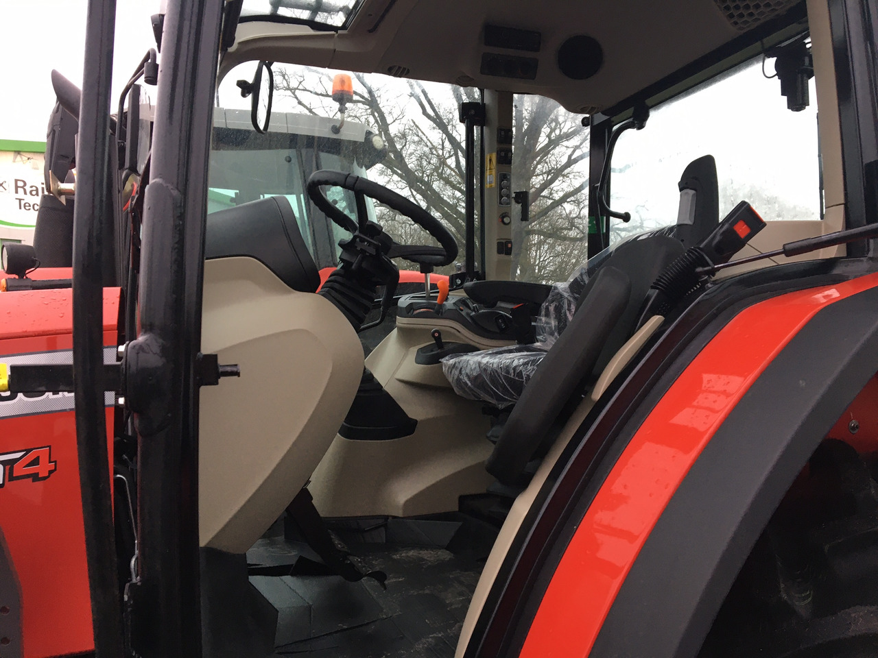 Massey Ferguson 5711 M Dyna-4 4WD Essent - 장궤형 트랙터 : 사진 4 Massey Ferguson 5711 M Dyna-4 4WD Essent - 장궤형 트랙터 : 사진 4