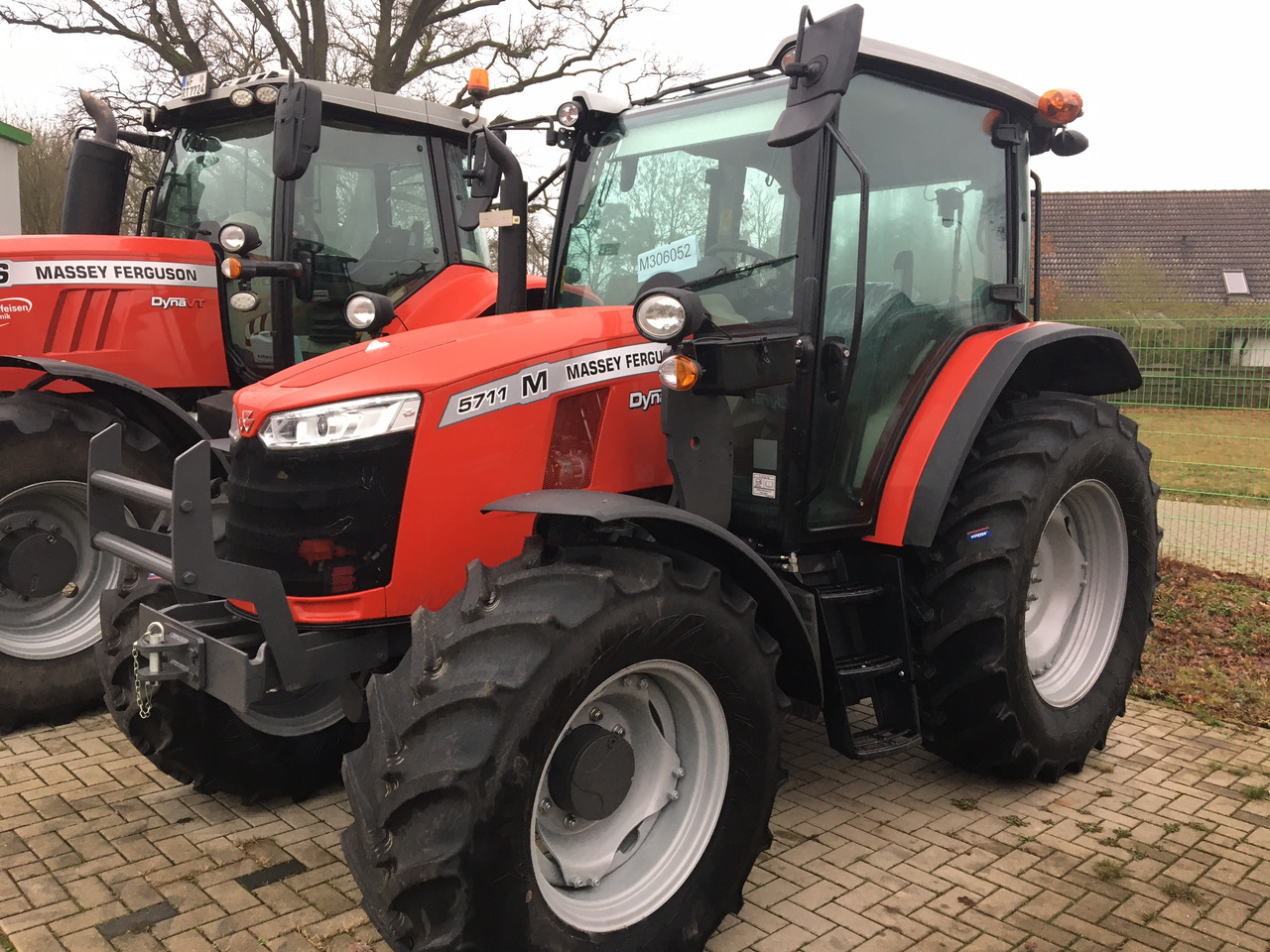 Massey Ferguson 5711 M Dyna-4 4WD Essent - 장궤형 트랙터 : 사진 1 Massey Ferguson 5711 M Dyna-4 4WD Essent - 장궤형 트랙터 : 사진 1
