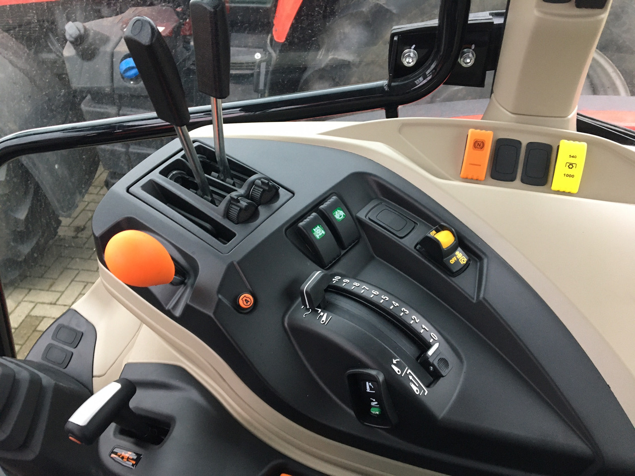 Massey Ferguson 5711 M Dyna-4 4WD Essent - 장궤형 트랙터 : 사진 2 Massey Ferguson 5711 M Dyna-4 4WD Essent - 장궤형 트랙터 : 사진 2