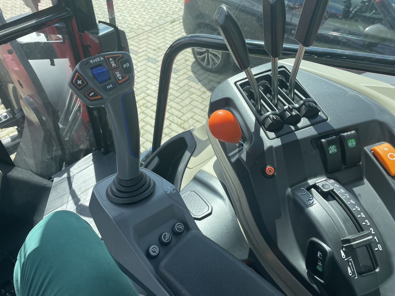 Massey Ferguson 5711M Dyna-4 4WD Cab - 장궤형 트랙터 : 사진 2 Massey Ferguson 5711M Dyna-4 4WD Cab - 장궤형 트랙터 : 사진 2