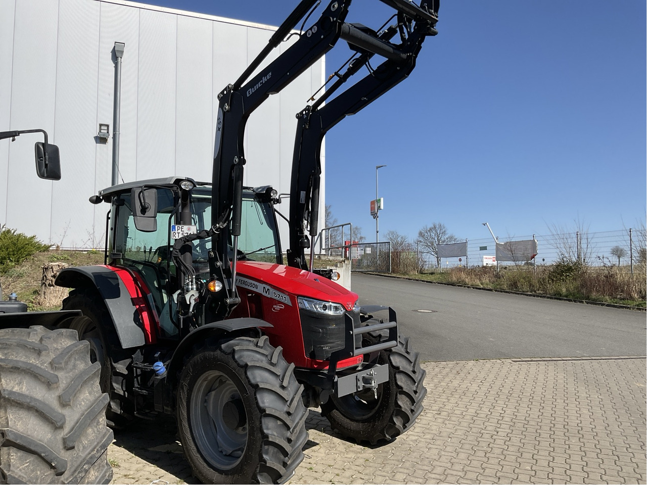 Massey Ferguson 5711M Dyna4 4WD Cab Esse - 장궤형 트랙터 : 사진 1 Massey Ferguson 5711M Dyna4 4WD Cab Esse - 장궤형 트랙터 : 사진 1