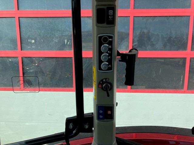 Massey Ferguson 5712 M 4WD Cab Essential - 장궤형 트랙터 : 사진 3 Massey Ferguson 5712 M 4WD Cab Essential - 장궤형 트랙터 : 사진 3