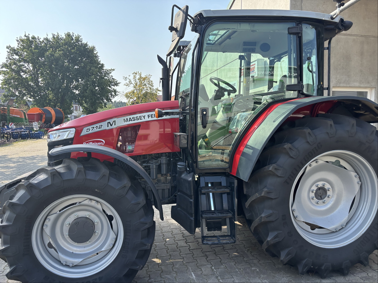 Massey Ferguson 5712M 4WD Cab Essential - 장궤형 트랙터 : 사진 3 Massey Ferguson 5712M 4WD Cab Essential - 장궤형 트랙터 : 사진 3