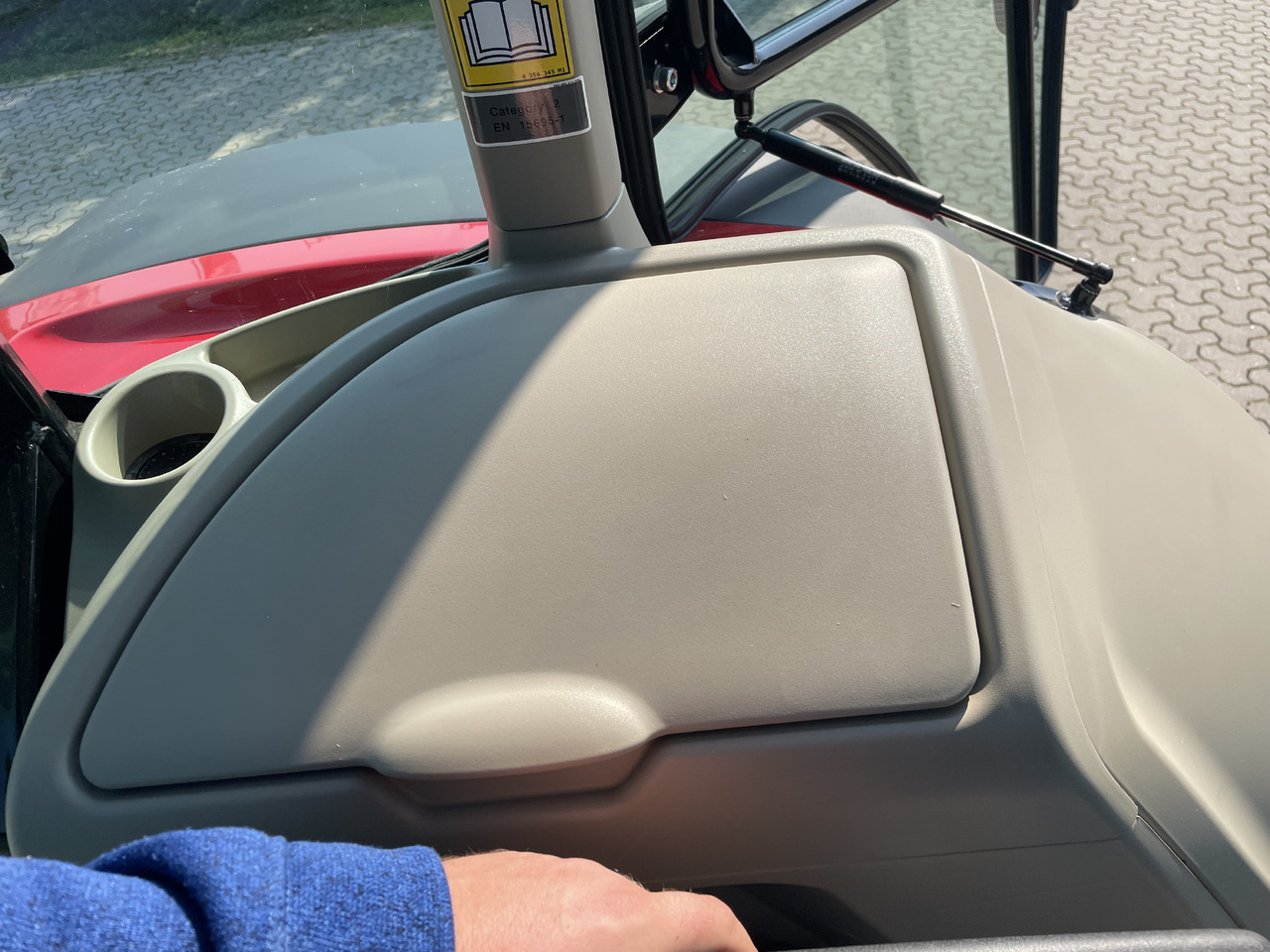 장궤형 트랙터 Massey Ferguson 5712M 4WD Cab Essential : 사진 8