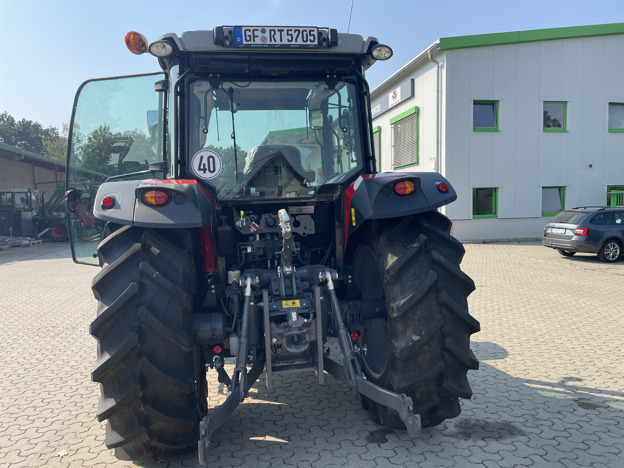 장궤형 트랙터 Massey Ferguson 5712M 4WD Cab Essential : 사진 9