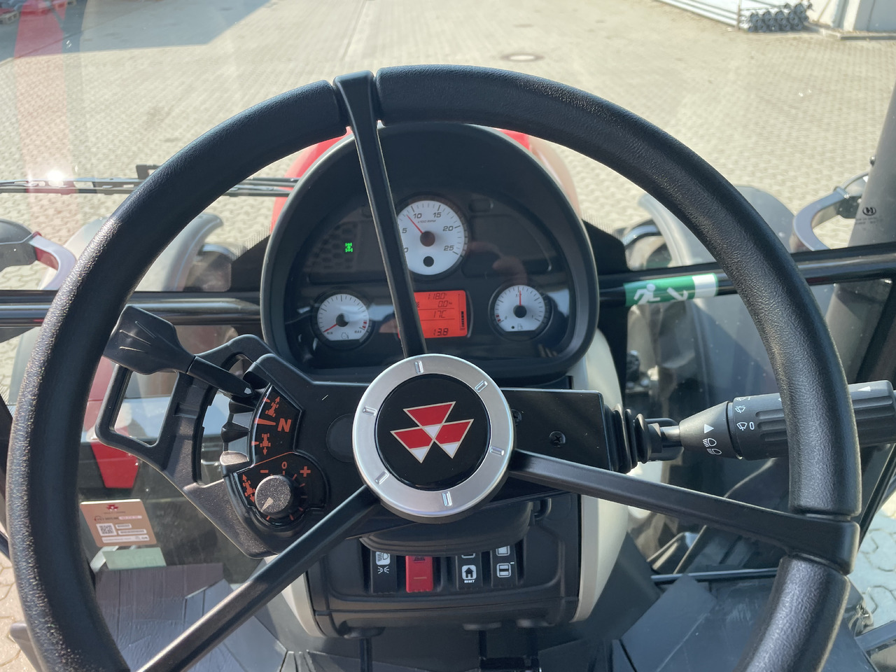 장궤형 트랙터 Massey Ferguson 5712M 4WD Cab Essential : 사진 6