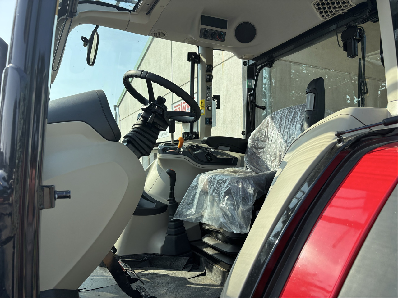 Massey Ferguson 5712M 4WD Cab Essential - 장궤형 트랙터 : 사진 2 Massey Ferguson 5712M 4WD Cab Essential - 장궤형 트랙터 : 사진 2