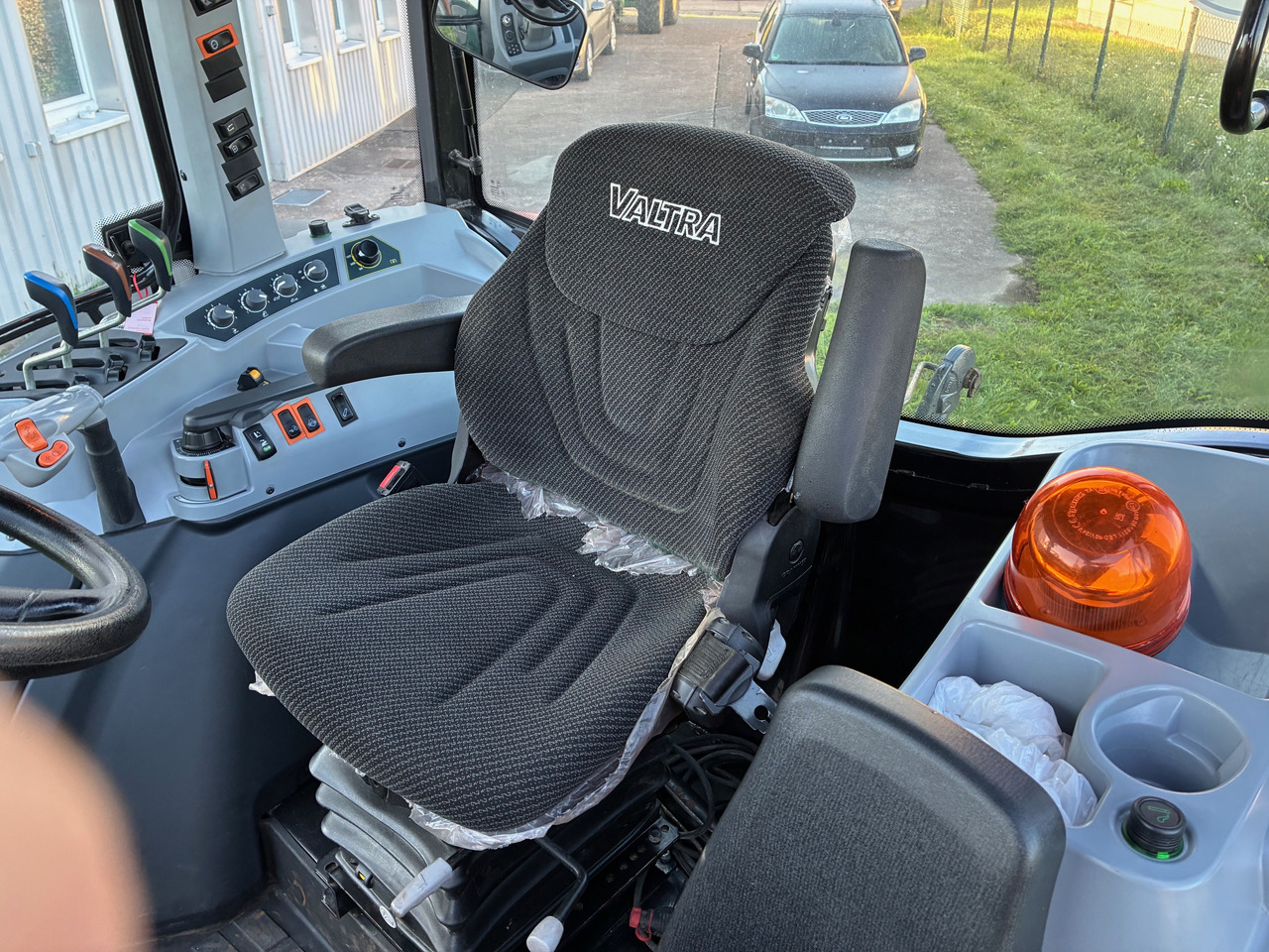 Valtra A114MH4 AC 71.5 - 장궤형 트랙터 : 사진 4 Valtra A114MH4 AC 71.5 - 장궤형 트랙터 : 사진 4