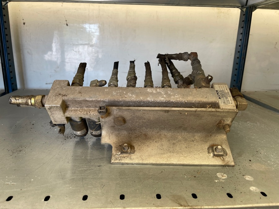 NEW HOLLAND VALVES KPM TYPE: 8KWE5A-30/G24WR-825A - 브레이크 밸브 트럭 용 : 사진 1 NEW HOLLAND VALVES KPM TYPE: 8KWE5A-30/G24WR-825A - 브레이크 밸브 트럭 용 : 사진 1