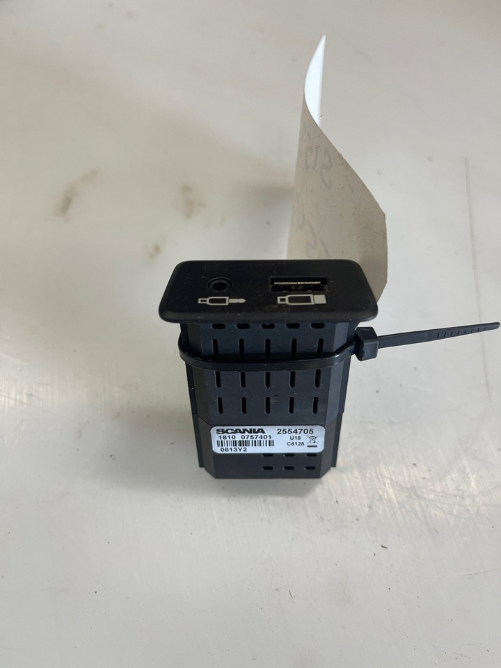 SCANIA USB PORT 2554705 - 대시보드 트럭 용 : 사진 1 SCANIA USB PORT 2554705 - 대시보드 트럭 용 : 사진 1