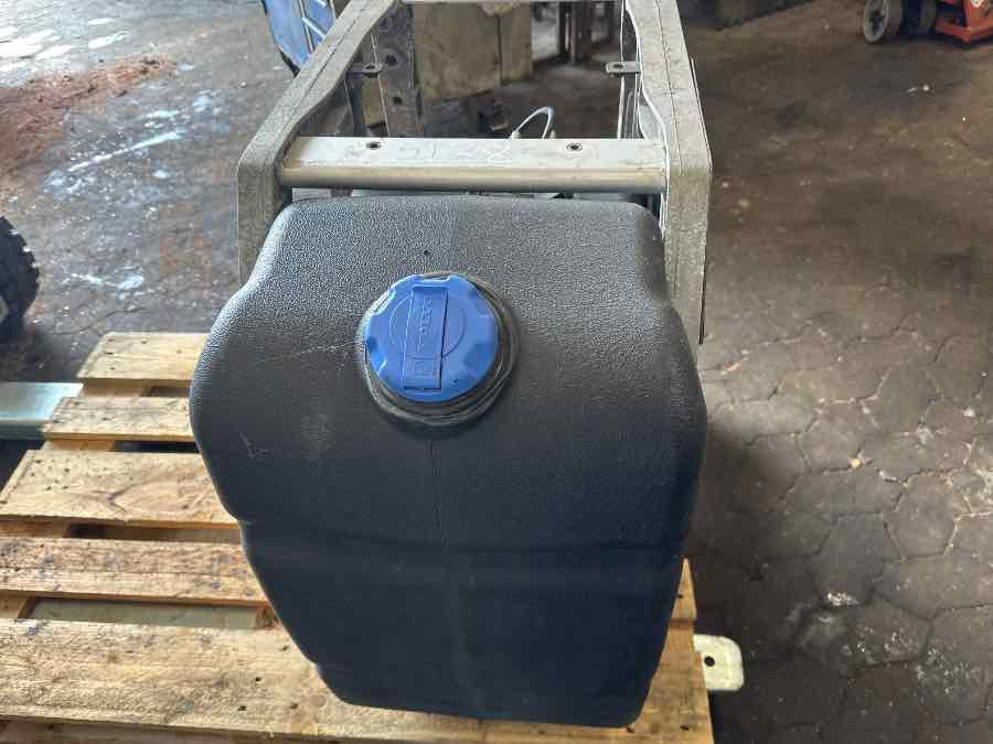 VOLVO ADBLUE TANK 21645367 - 연료 시스템 트럭 용 : 사진 3 VOLVO ADBLUE TANK 21645367 - 연료 시스템 트럭 용 : 사진 3