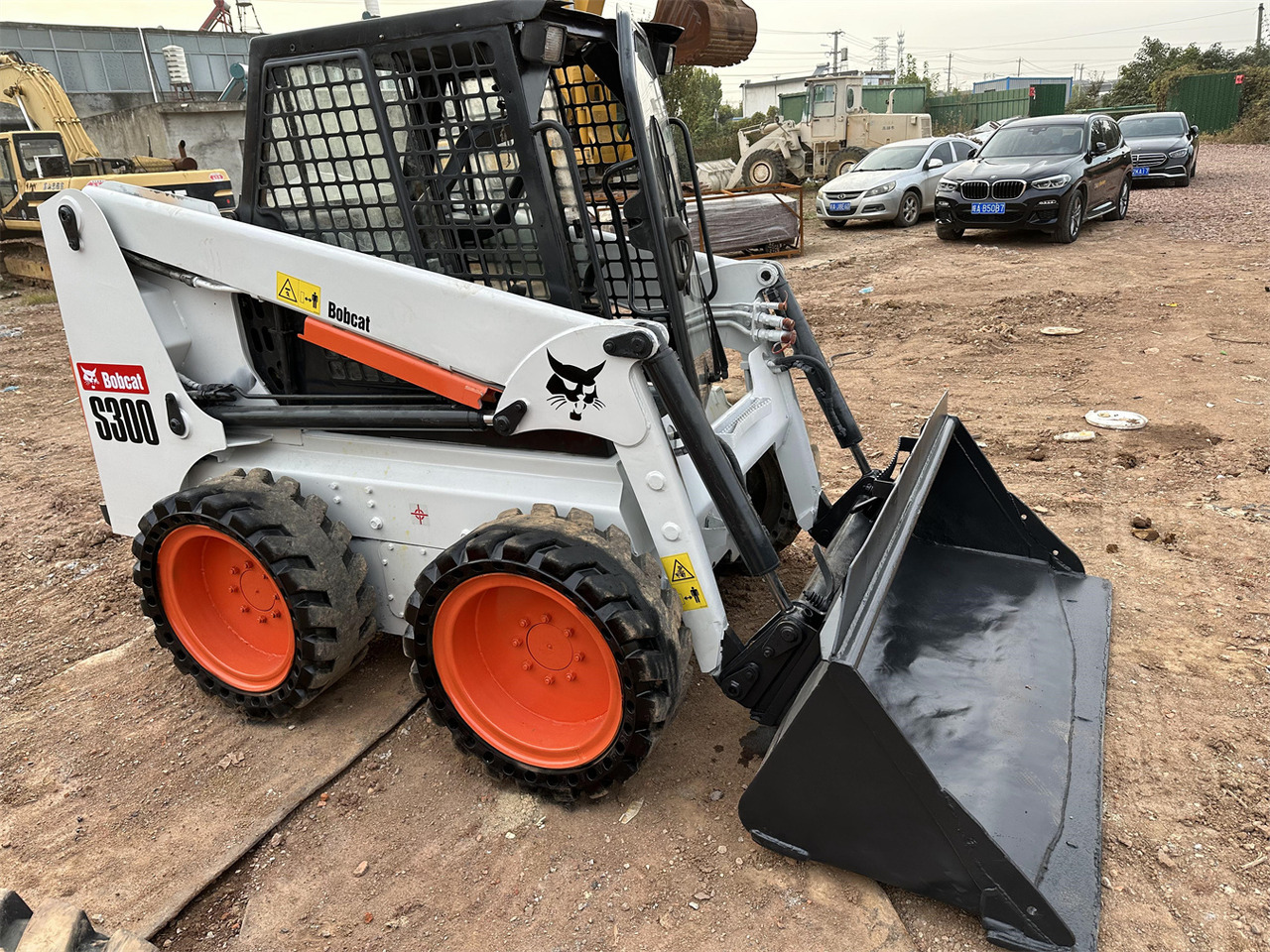 BOBCAT S300 - 스키드 스티어 로더 : 사진 1 BOBCAT S300 - 스키드 스티어 로더 : 사진 1