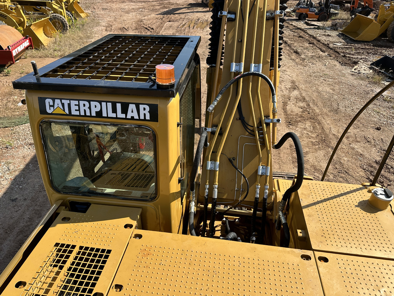 크롤러 굴삭기 CATERPILLAR 320CL : 사진 10