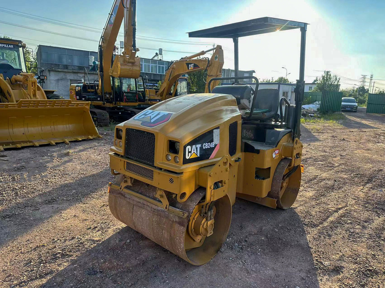 CATERPILLAR CB24B - 롤러 : 사진 2 CATERPILLAR CB24B - 롤러 : 사진 2