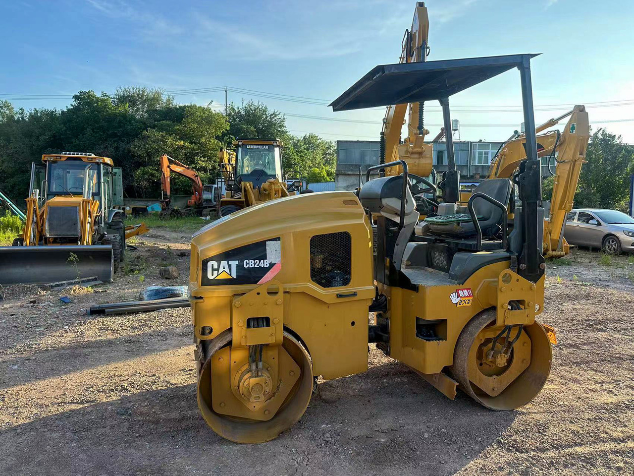CATERPILLAR CB24B - 롤러 : 사진 3 CATERPILLAR CB24B - 롤러 : 사진 3