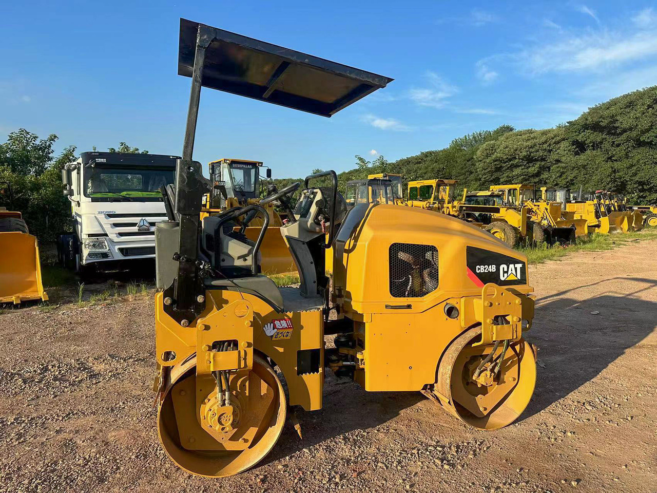 CATERPILLAR CB24B - 롤러 : 사진 4 CATERPILLAR CB24B - 롤러 : 사진 4