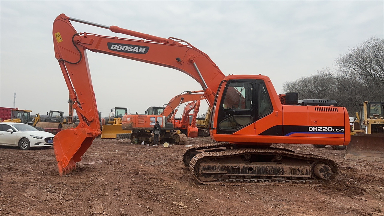 DOOSAN DH220 - 크롤러 굴삭기 : 사진 1 DOOSAN DH220 - 크롤러 굴삭기 : 사진 1