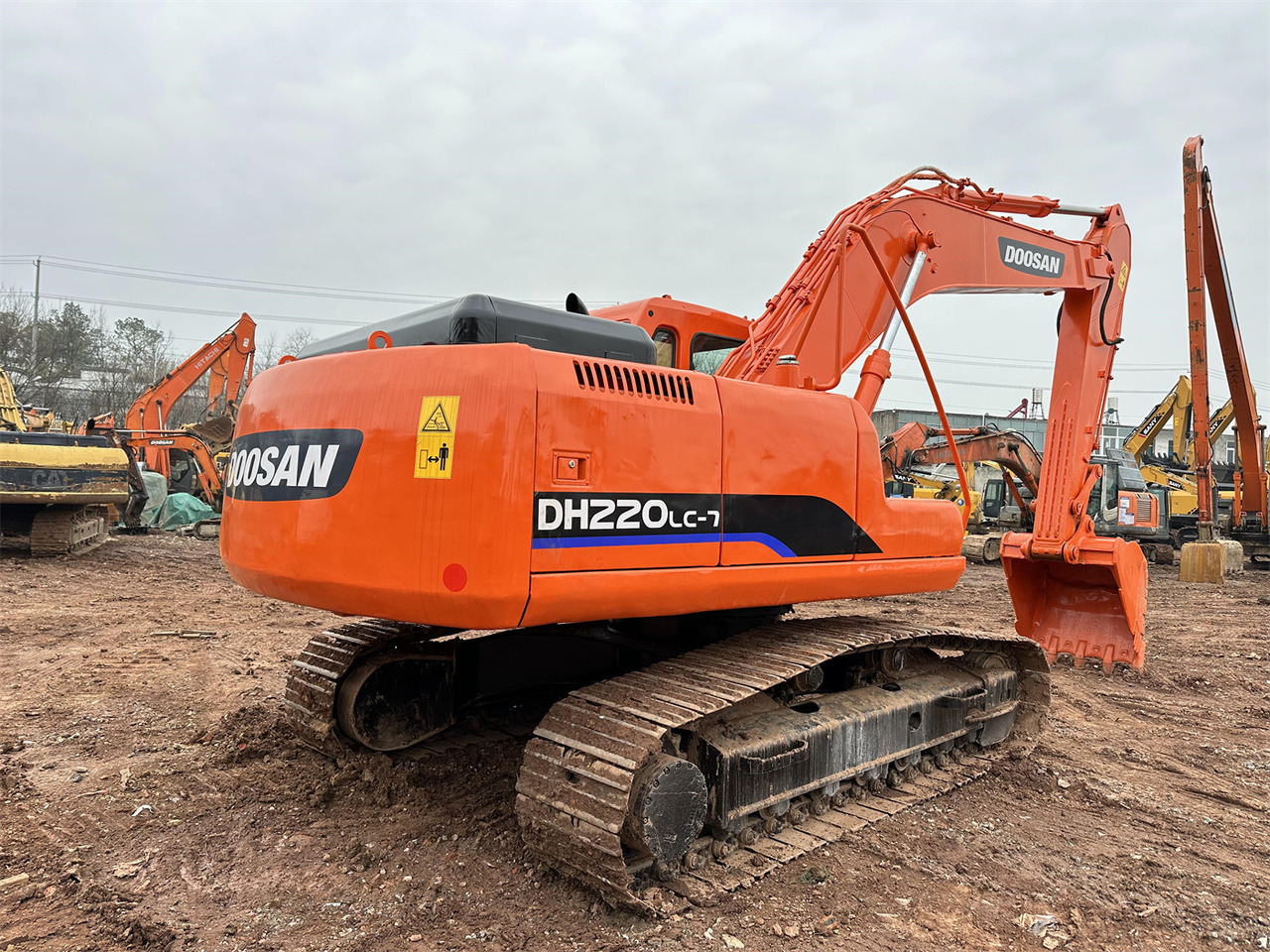 DOOSAN DH220 - 크롤러 굴삭기 : 사진 5 DOOSAN DH220 - 크롤러 굴삭기 : 사진 5