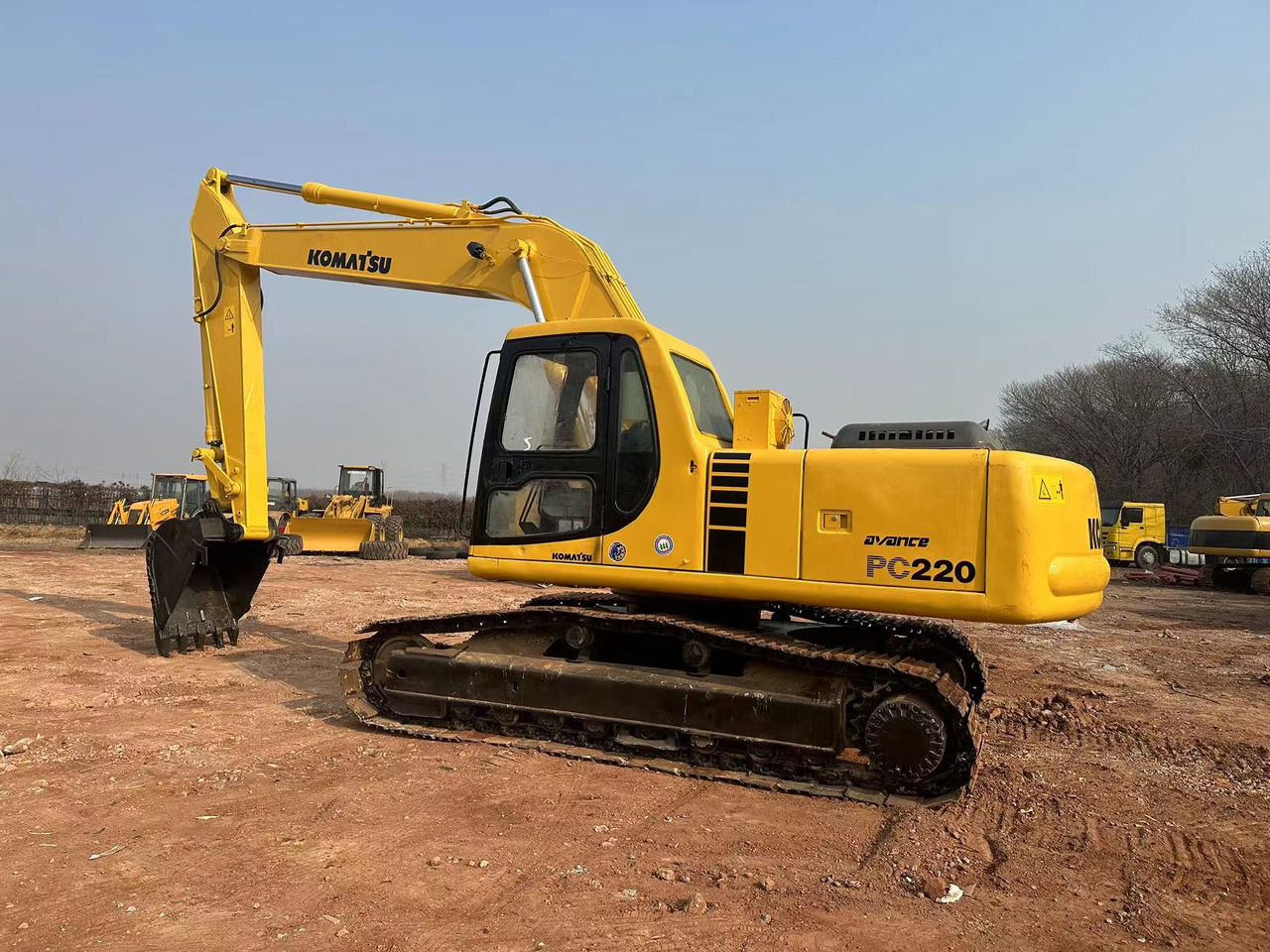 KOMATSU PC220 - 크롤러 굴삭기 : 사진 1 KOMATSU PC220 - 크롤러 굴삭기 : 사진 1