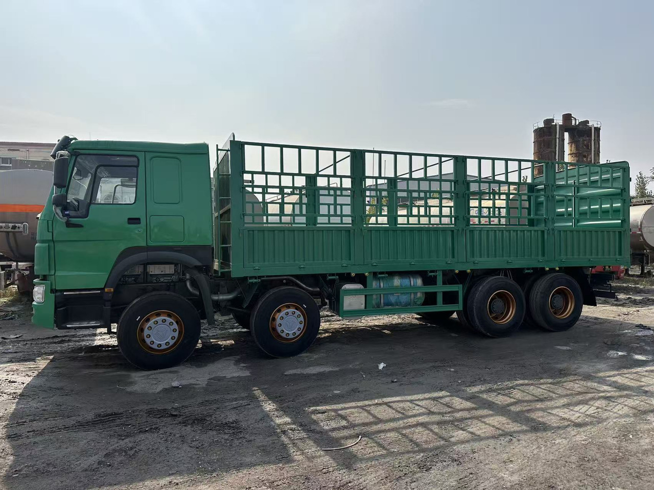 SINOTRUK HOWO 420hp 8x4 fence truck - 드롭사이드/ 플랫베드 트럭 : 사진 3 SINOTRUK HOWO 420hp 8x4 fence truck - 드롭사이드/ 플랫베드 트럭 : 사진 3