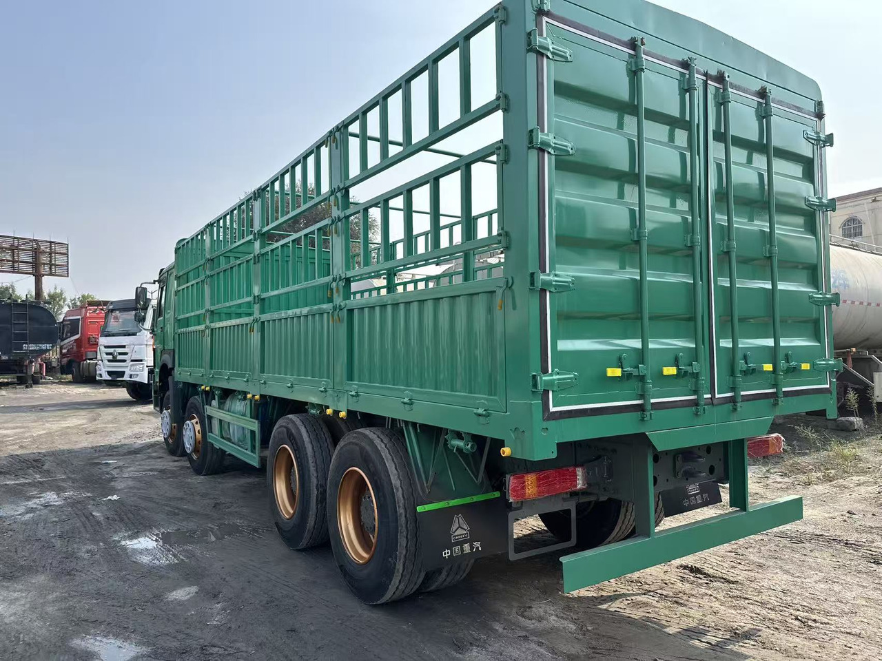 SINOTRUK HOWO 420hp 8x4 fence truck - 드롭사이드/ 플랫베드 트럭 : 사진 5 SINOTRUK HOWO 420hp 8x4 fence truck - 드롭사이드/ 플랫베드 트럭 : 사진 5