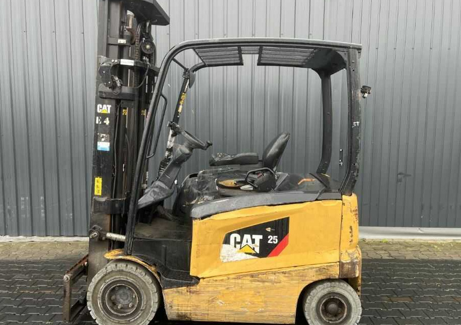 CAT Lift Trucks EP25CN - 전기 지게차 : 사진 2 CAT Lift Trucks EP25CN - 전기 지게차 : 사진 2