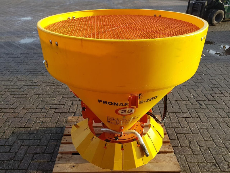 Pronar PS250M - 모래/ 소금 살포기 : 사진 5 Pronar PS250M - 모래/ 소금 살포기 : 사진 5