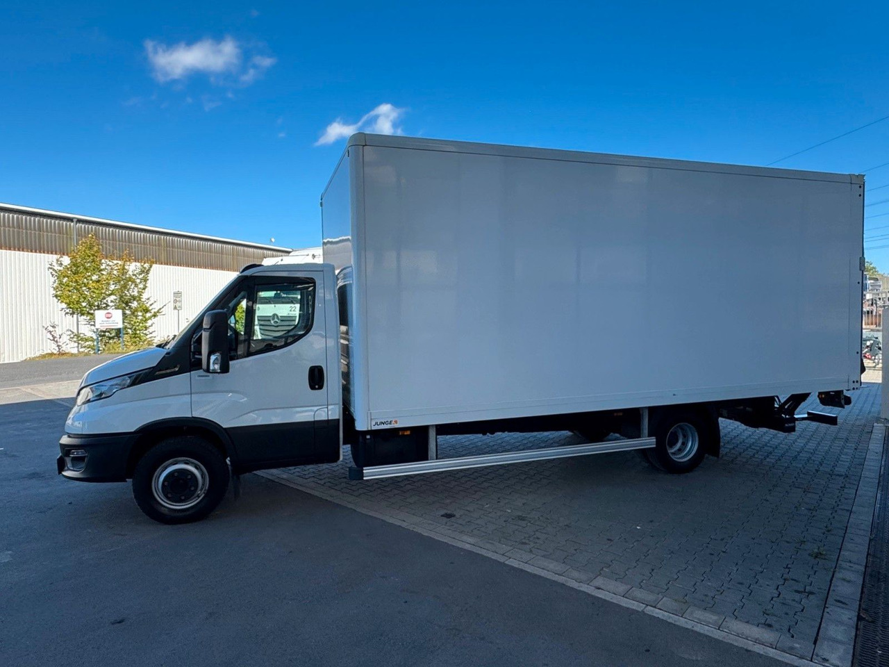 Iveco Daily 70C18 A8 *Koffer*LBW*Automatik* - 박스 밴 : 사진 4 Iveco Daily 70C18 A8 *Koffer*LBW*Automatik* - 박스 밴 : 사진 4