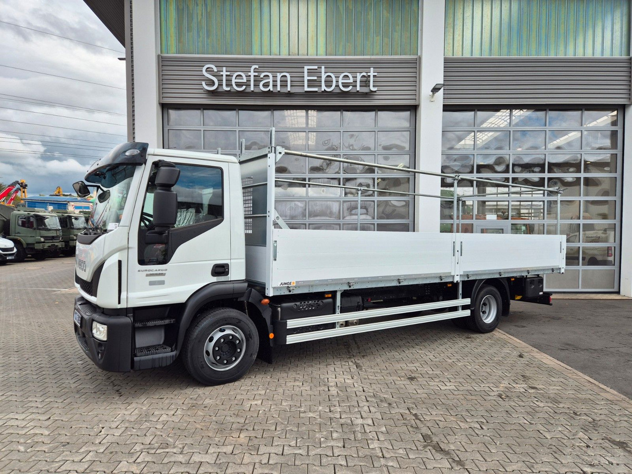 Iveco Eurocargo ML140E28/P Gerüstbau 3 Sitze AHK Klima - 드롭사이드/ 플랫베드 트럭 : 사진 3 Iveco Eurocargo ML140E28/P Gerüstbau 3 Sitze AHK Klima - 드롭사이드/ 플랫베드 트럭 : 사진 3