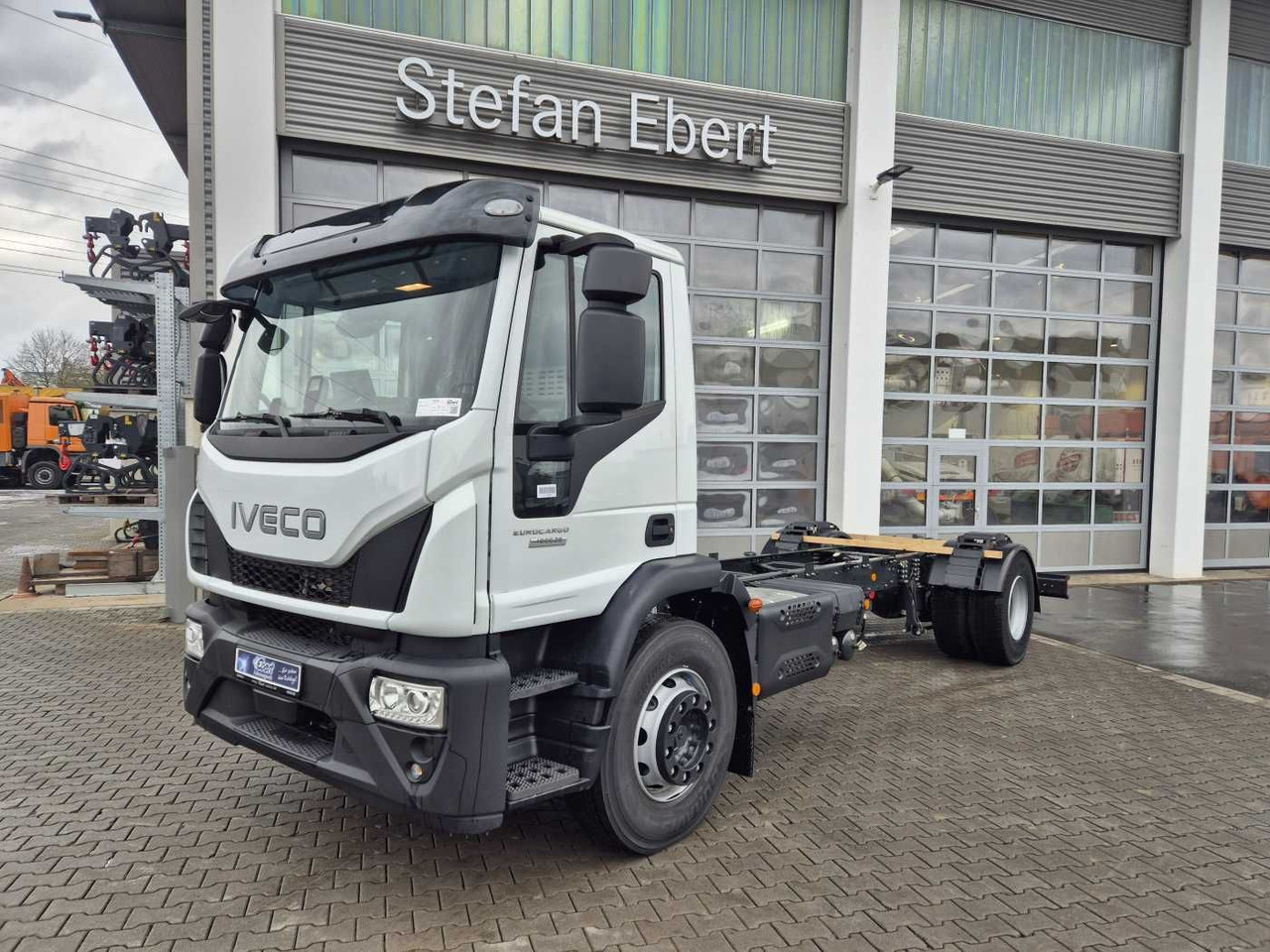 Iveco Eurocargo ML180E28/P 4x2 ZF-Automatik 8AP 3Stück - 캡 새시 트럭 : 사진 1 Iveco Eurocargo ML180E28/P 4x2 ZF-Automatik 8AP 3Stück - 캡 새시 트럭 : 사진 1