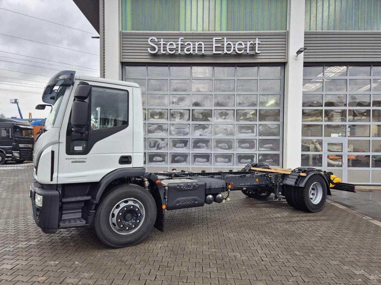 Iveco Eurocargo ML180E28/P 4x2 ZF-Automatik 8AP 3Stück - 캡 새시 트럭 : 사진 3 Iveco Eurocargo ML180E28/P 4x2 ZF-Automatik 8AP 3Stück - 캡 새시 트럭 : 사진 3