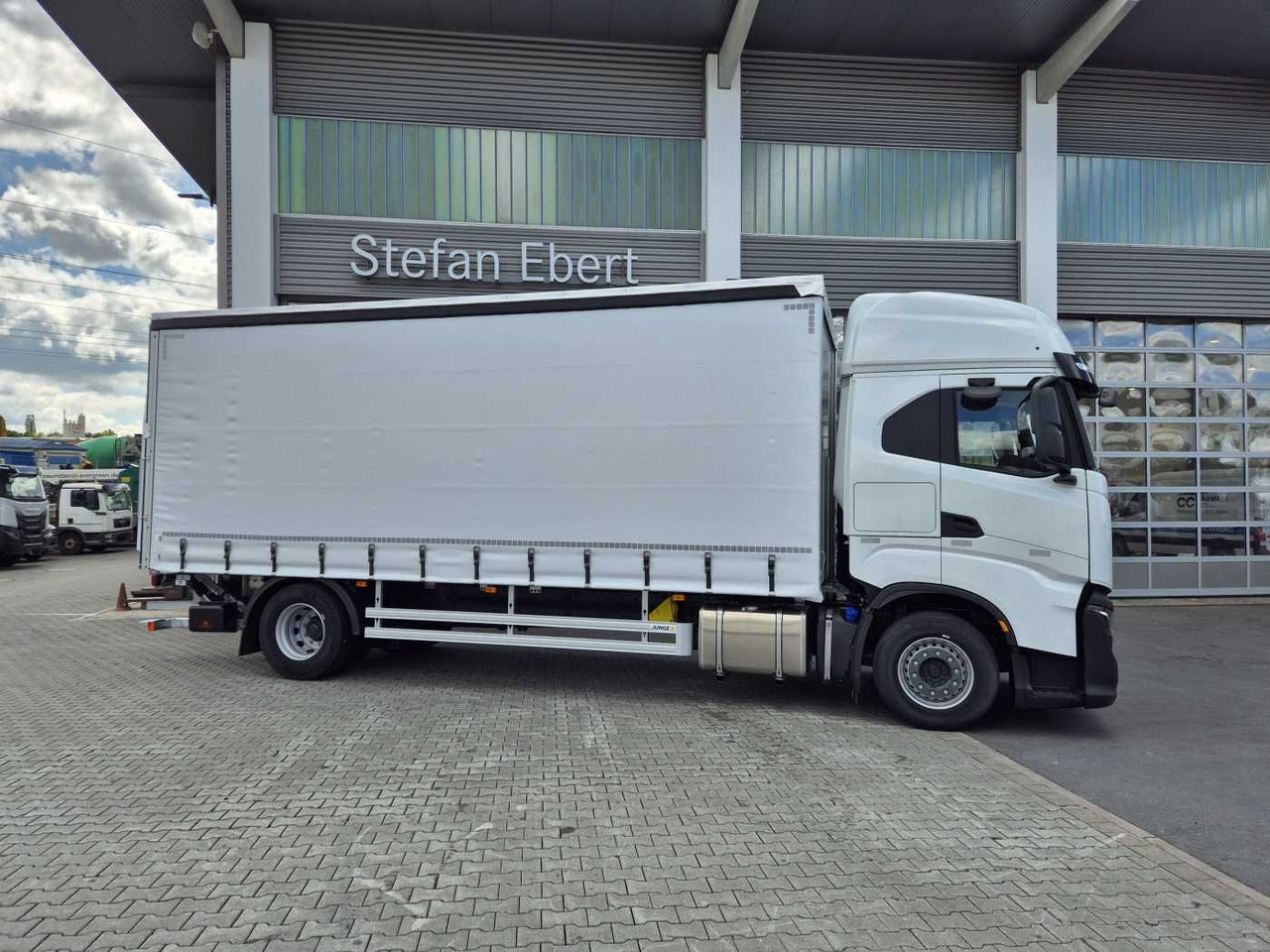 Iveco S-Way AS190S42/P Schiebeplanen LBW 2.000kg AHK - 커튼사이더 트럭 : 사진 4 Iveco S-Way AS190S42/P Schiebeplanen LBW 2.000kg AHK - 커튼사이더 트럭 : 사진 4