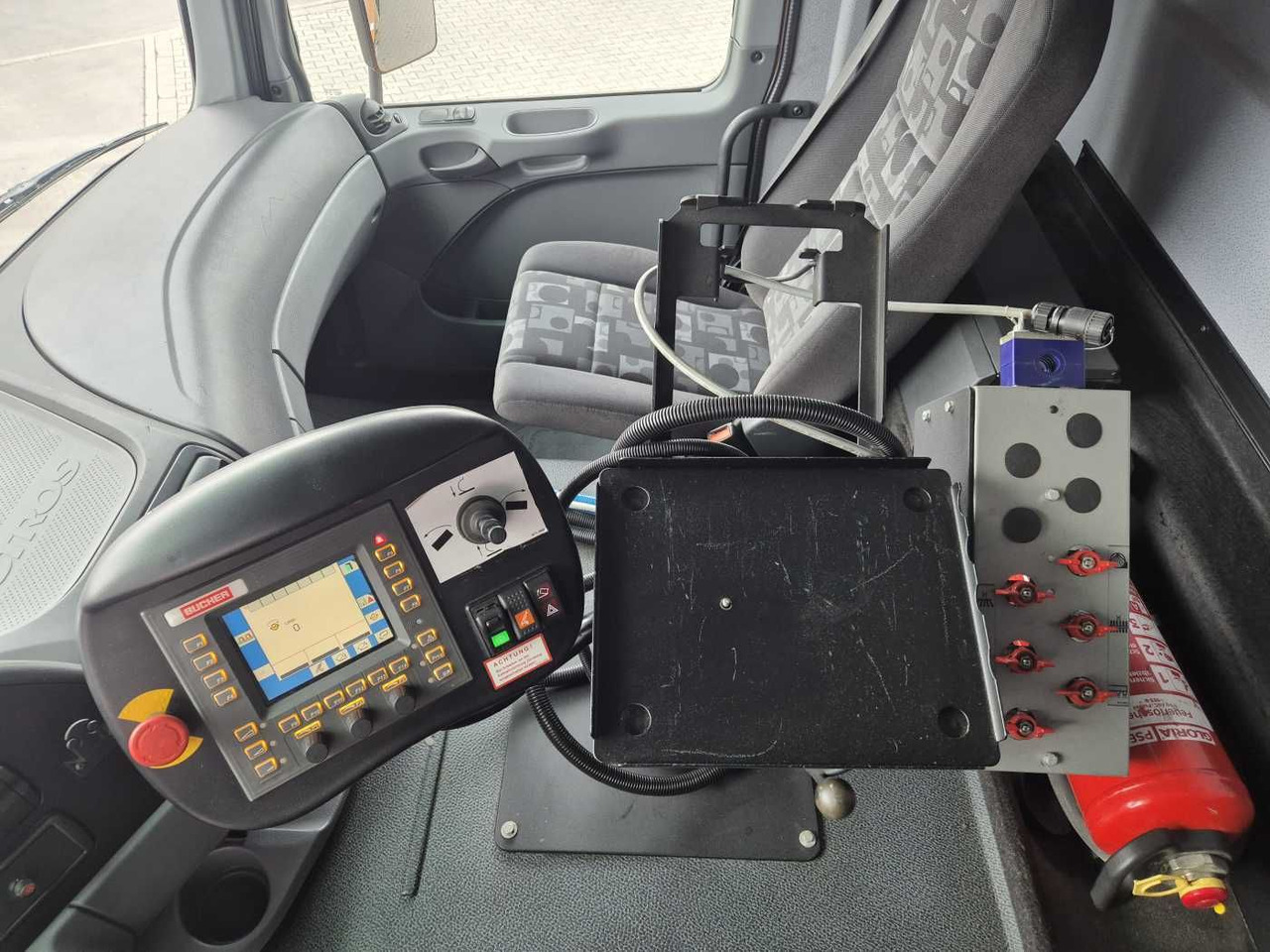 거리 청소 차량 Mercedes-Benz Actros 2032 A 4x4 Bucher STKF 9500 Airport 30x : 사진 11 거리 청소 차량 Mercedes-Benz Actros 2032 A 4x4 Bucher STKF 9500 Airport 30x : 사진 11