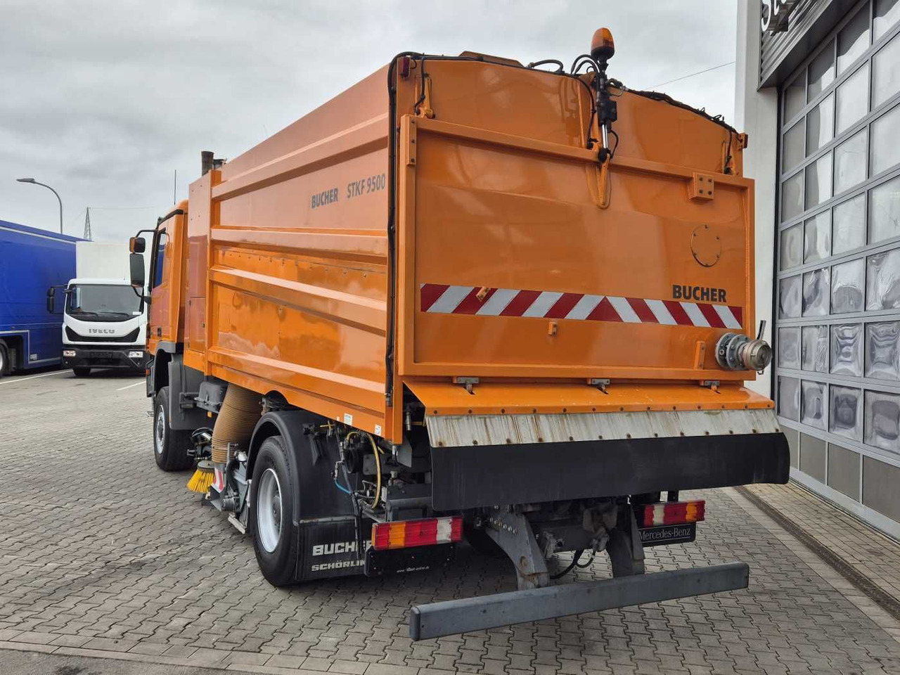 거리 청소 차량 Mercedes-Benz Actros 2032 A 4x4 Bucher STKF 9500 Airport 30x : 사진 7
