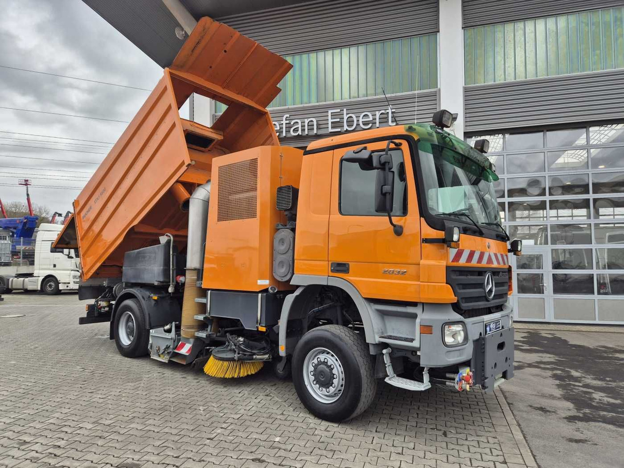 Mercedes-Benz Actros 2032 A 4x4 Bucher STKF 9500 Airport 30x - 거리 청소 차량 : 사진 2 Mercedes-Benz Actros 2032 A 4x4 Bucher STKF 9500 Airport 30x - 거리 청소 차량 : 사진 2