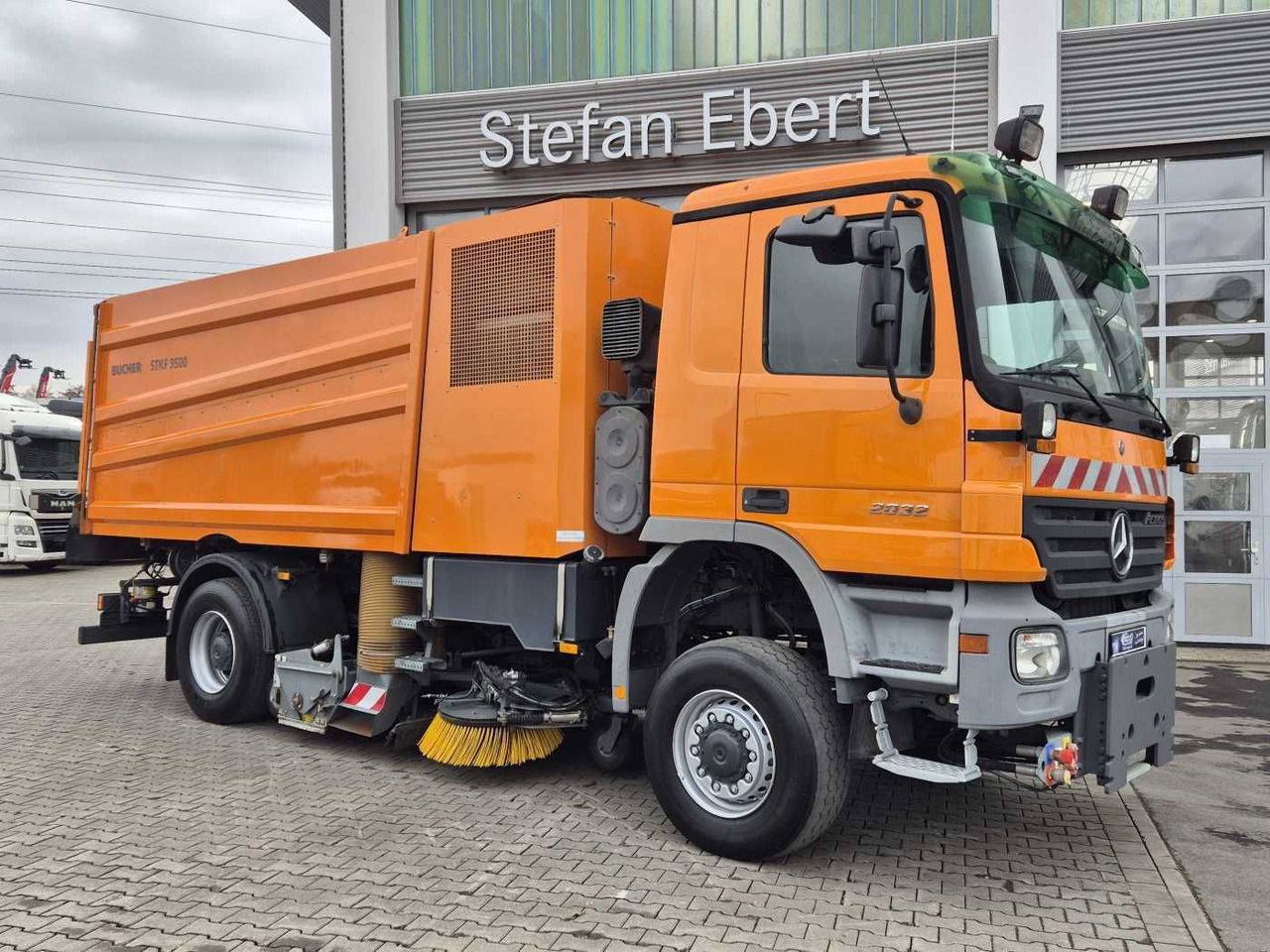 Mercedes-Benz Actros 2032 A 4x4 Bucher STKF 9500 Airport 30x - 거리 청소 차량 : 사진 4 Mercedes-Benz Actros 2032 A 4x4 Bucher STKF 9500 Airport 30x - 거리 청소 차량 : 사진 4