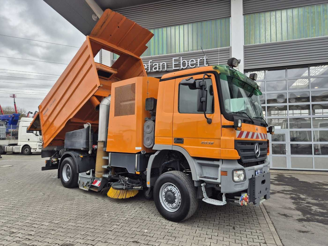 Mercedes-Benz Actros 2032 A 4x4 Bucher STKF 9500 Airport 30x - 거리 청소 차량 : 사진 2 Mercedes-Benz Actros 2032 A 4x4 Bucher STKF 9500 Airport 30x - 거리 청소 차량 : 사진 2