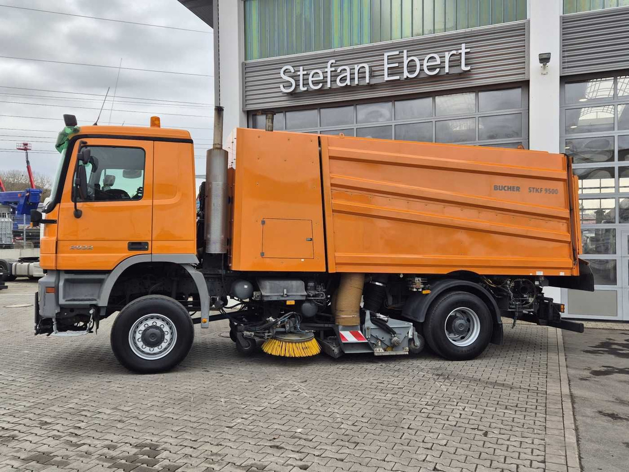 Mercedes-Benz Actros 2032 A 4x4 Bucher STKF 9500 Airport 30x - 거리 청소 차량 : 사진 5 Mercedes-Benz Actros 2032 A 4x4 Bucher STKF 9500 Airport 30x - 거리 청소 차량 : 사진 5