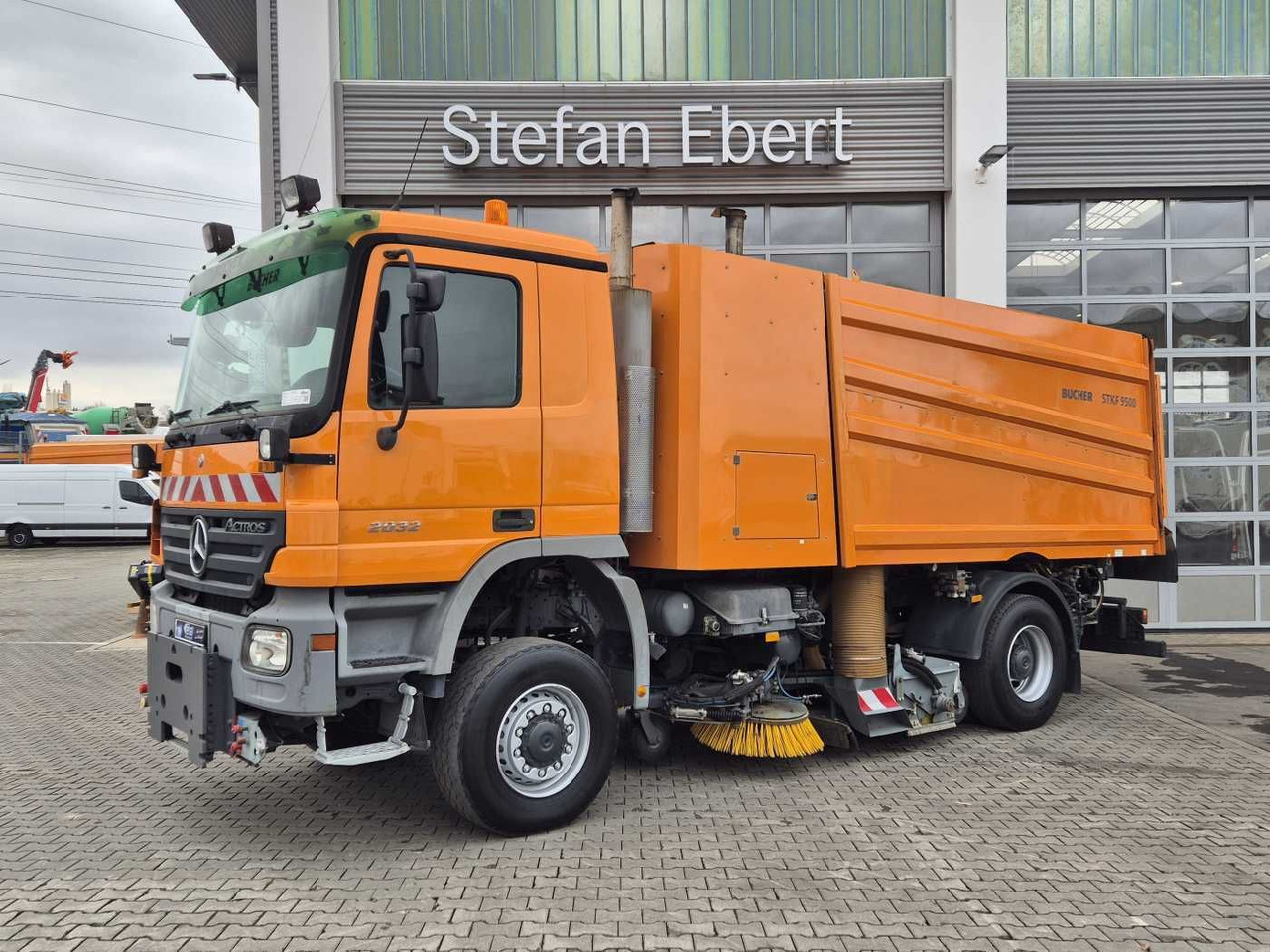 Mercedes-Benz Actros 2032 A 4x4 Bucher STKF 9500 Airport 30x - 거리 청소 차량 : 사진 3 Mercedes-Benz Actros 2032 A 4x4 Bucher STKF 9500 Airport 30x - 거리 청소 차량 : 사진 3