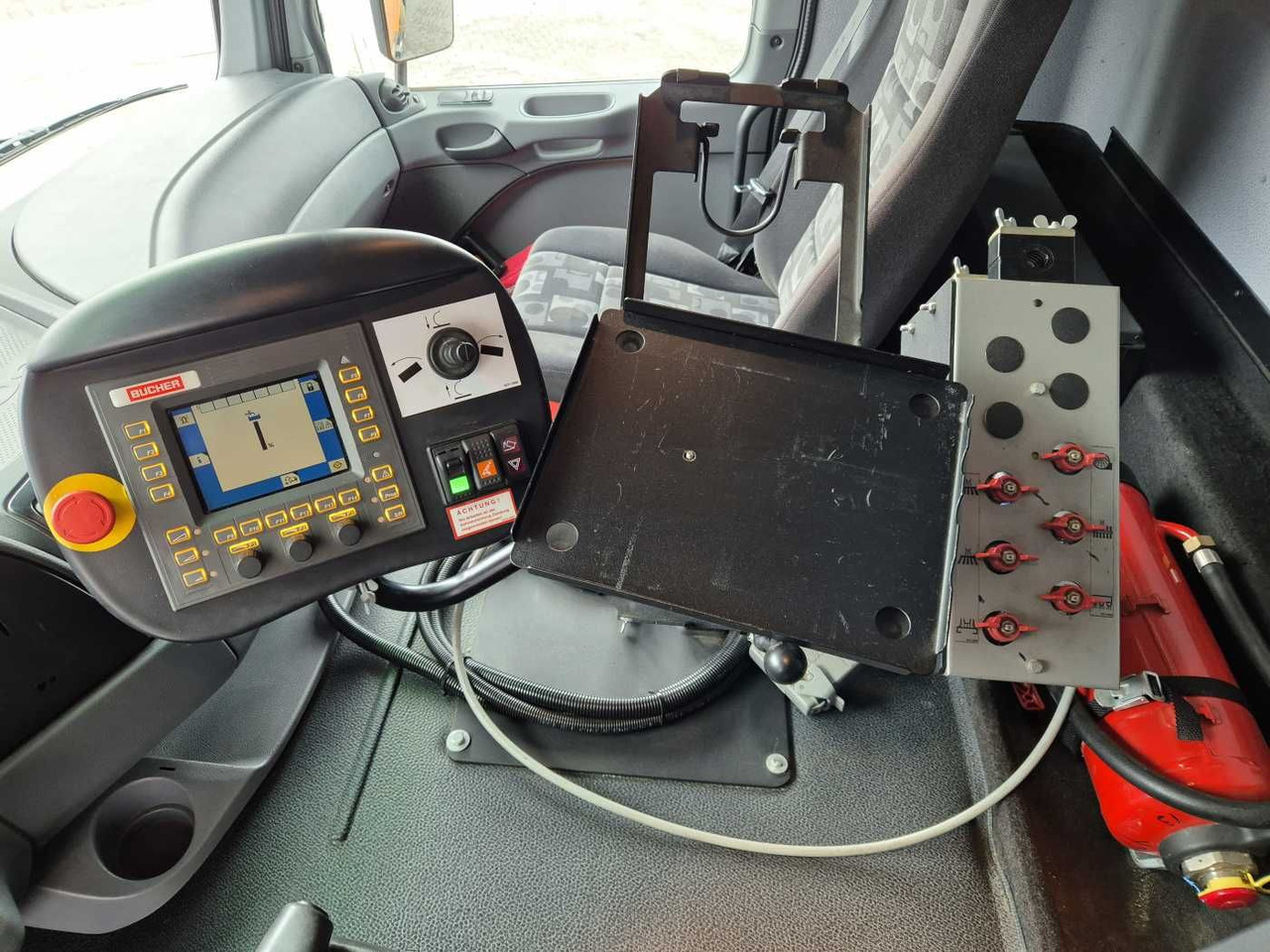 거리 청소 차량 Mercedes-Benz Actros 2032 A 4x4 Bucher STKF 9500 Airport : 사진 12