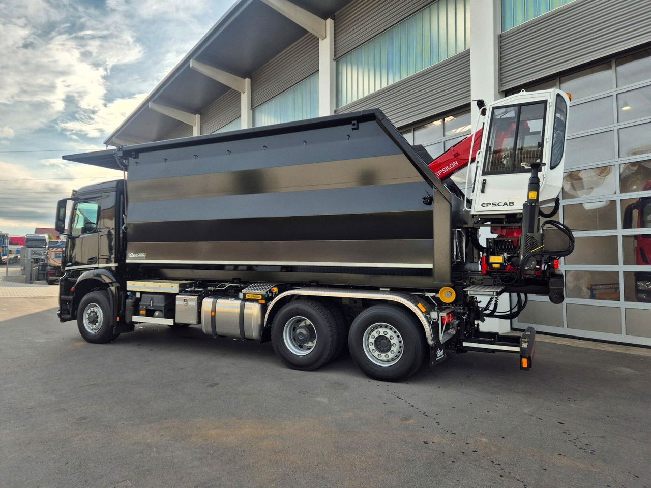 Mercedes-Benz Arocs 2751 6x2 HAD / Abroller EBERT Fällbox Q150 Mercedes-Benz Arocs 2751 6x2 HAD/ Abroller EBERT Forstbox Q150 - 후크 리프트 트럭 : 사진 4 Mercedes-Benz Arocs 2751 6x2 HAD / Abroller EBERT Fällbox Q150 Mercedes-Benz Arocs 2751 6x2 HAD/ Abroller EBERT Forstbox Q150 - 후크 리프트 트럭 : 사진 4