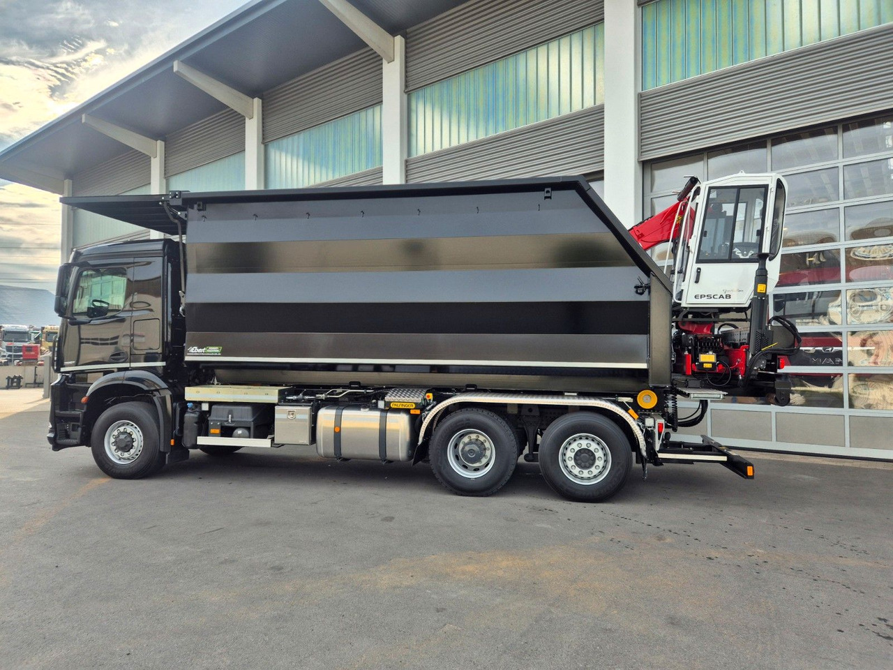 Mercedes-Benz Arocs 2751 6x2 HAD / Abroller EBERT Fällbox Q150 Mercedes-Benz Arocs 2751 6x2 HAD/ Abroller EBERT Forstbox Q150 - 후크 리프트 트럭 : 사진 3 Mercedes-Benz Arocs 2751 6x2 HAD / Abroller EBERT Fällbox Q150 Mercedes-Benz Arocs 2751 6x2 HAD/ Abroller EBERT Forstbox Q150 - 후크 리프트 트럭 : 사진 3