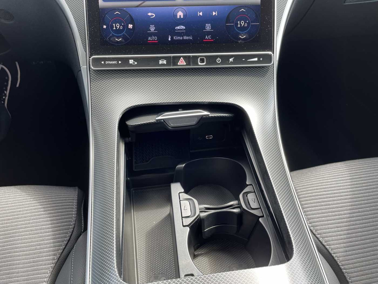 세단 Mercedes-Benz C 180 9G Avantgarde Memory+Distr+ 360°+Keyless+L : 사진 15 세단 Mercedes-Benz C 180 9G Avantgarde Memory+Distr+ 360°+Keyless+L : 사진 15