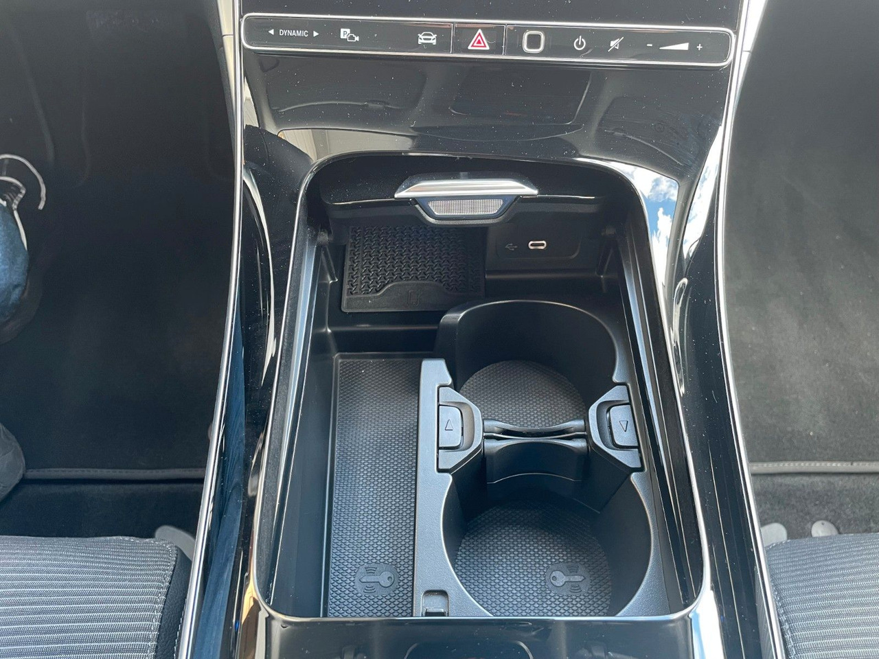 리스 Mercedes-Benz C 200 d AVANTGARDE 360°+TOTW+Carplay+Ambiente Mercedes-Benz C 200 d AVANTGARDE 360°+TOTW+Carplay+Ambiente : 사진 18 리스 Mercedes-Benz C 200 d AVANTGARDE 360°+TOTW+Carplay+Ambiente Mercedes-Benz C 200 d AVANTGARDE 360°+TOTW+Carplay+Ambiente : 사진 18