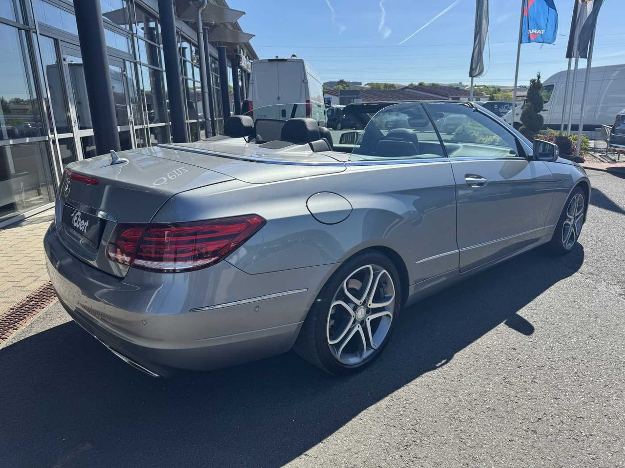 Mercedes-Benz E 300 Cabrio Sportpaket+Distr+Airscarf+SitzKlima - 차량 : 사진 4 Mercedes-Benz E 300 Cabrio Sportpaket+Distr+Airscarf+SitzKlima - 차량 : 사진 4